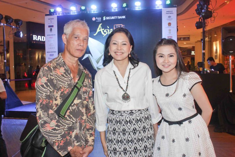 from left: NIÑO director Loy Arceñas with MARIQUINA actresses Bing Pimentel and Barbie Forteza. ASIA ON SCREEN 2015 film fest will run at the Shang Cineplex, Shangri-La Plaza Mall from May 8-12, 2015. Photo by Jude Bautista